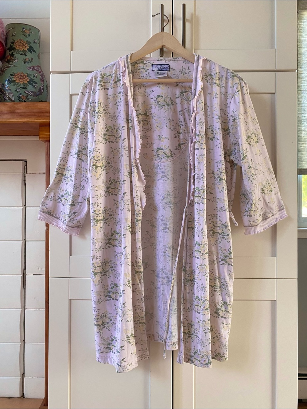 Vintage 90’s J. Appel Floral Ruffle Trim Robe